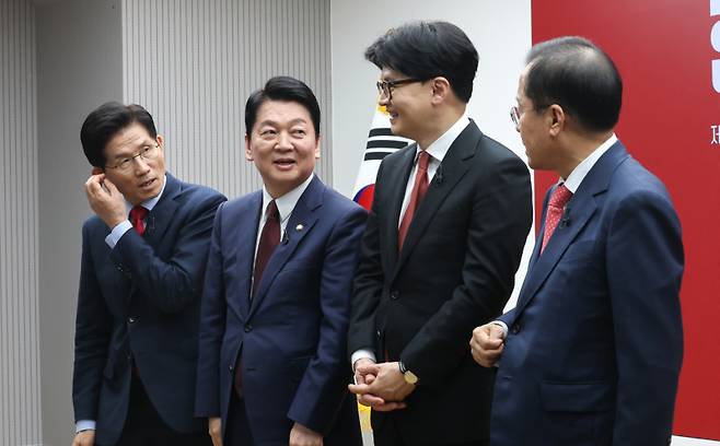 국민의힘 김문수 예비후보(왼쪽부터)와 안철수 예비후보, 한동훈 예비후보, 홍준표 예비후보(가나다순)가 지난 23일 서울 여의도 국민의힘 중앙당사에서 열린 2차 경선 미디어데이에 참석해 대화를 나누고 있다. 국회사진기자단