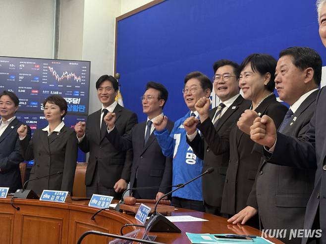 이재명 더불어민주당 대선 후보가 28일 오전 최고위원 회의에 참석해 동료의원들과 기념촬영하고 있다. 송금종 기자&nbsp;