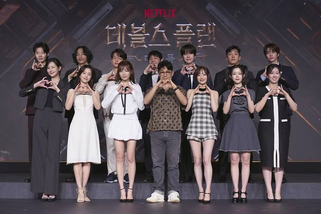 넷플릭스 예능 ‘데블스 플랜: 데스룸’ 정종연 PD와 출연진. 넷플릭스 제공