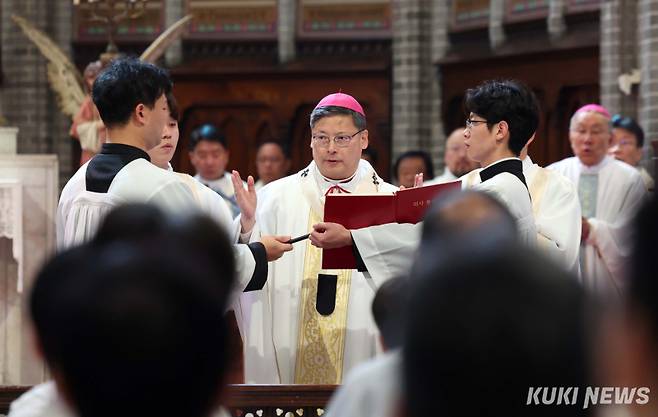 천주교 서울대교구장 정순택 대주교가 24일 오전 서울 중구 명동대성당에서 프란치스코 교황 추모 미사를 집전하고 있다.