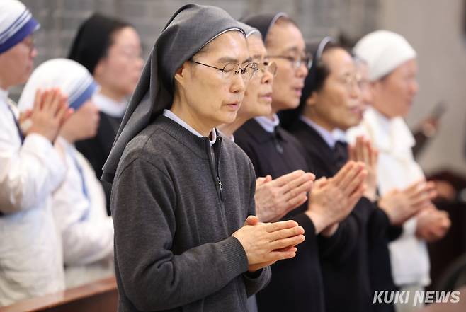 24일 오전 서울 중구 명동대성당에서 거행된 프란치스코 교황 추모 미사에서 참석자들이 기도를 하고 있다.