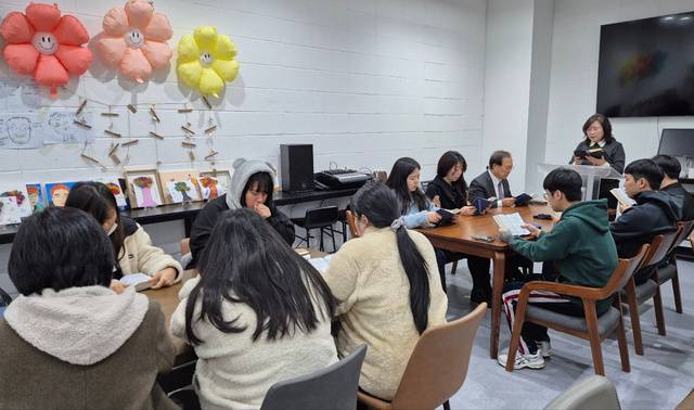 임귀복 주영광교회 목사가 최근 만나하우스에서 수요 채플을 인도하는 장면. 위키코리아 제공