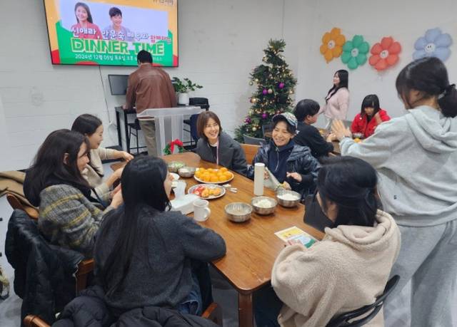 지난해 12월 성탄절 행사로 열린 ‘신애라·안문숙 배우와 함께하는 디너 타임’의 현장. 위키코리아 제공