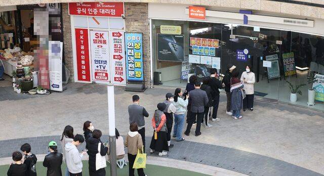 가입자 유심(USIM) 정보를 탈취당한 SK텔레콤이 유심 무료교체 서비스를 시작한 지 이틀째인 29일 서울 시내 한 SKT 대리점에 시민들이 줄을 서서 교체를 기다리고 있다. 연합뉴스