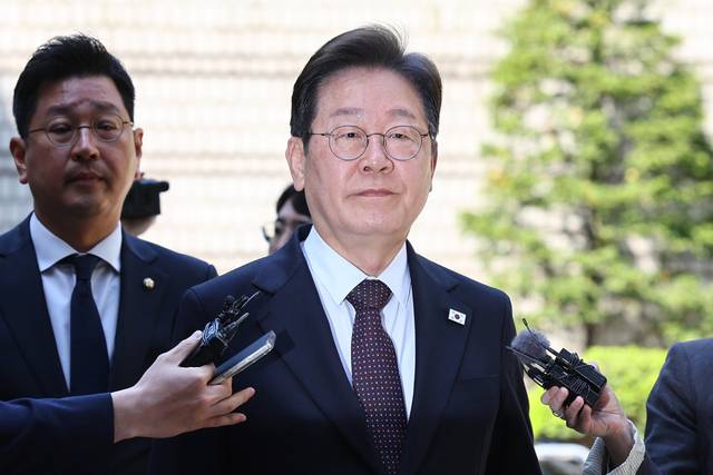 더불어민주당 이재명 대선 후보가 29일 서울 서초구 서울중앙지방법원에서 열린 ‘대장동 배임·성남FC 뇌물’ 1심 속행 공판에 출석하고 있다. 연합뉴스