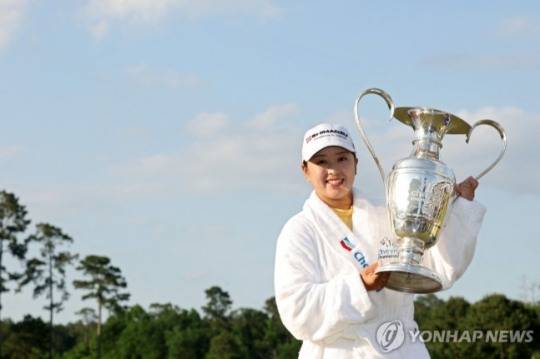 우승 트로피 든 사이고 마오