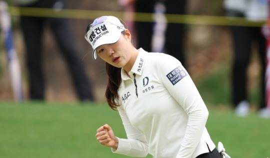 김민선이 27일 충북 충주시 킹스데일GC에서 열린 2025 KLPGA투어 덕신EPC 챔피언십 최종라운드 5번홀에서 칩인 버디를 낚은 뒤 주먹을 불끈 쥐고 있다. ｜KLPGA 제공