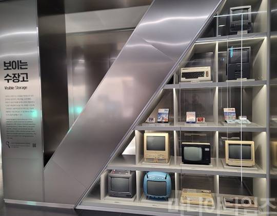 넷마블게임박물관. 박물관에서 처음으로 반겨주는 것인 '보이는 수장고'. 과거의 추억이 생생히 살아 있는 것을 확인할 수 있다. 촬영 : 이동근 기자