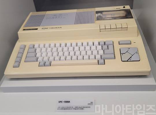 넷마블게임박물관. SPC 1500A. 테이프레코더를 저장장치로 사용했다. 1987년 삼성전자에서 출시. 촬영 : 이동근 기자