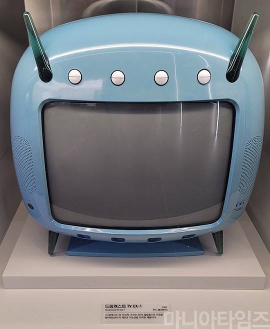 넷마블게임박물관. 드림캐스트 TV CX-1. 14인치 CRT TV와 세가의 드림캐스트가 합쳐진 제품이다. 2000년 후지 텔레비전 출시. 촬영 : 이동근 기자