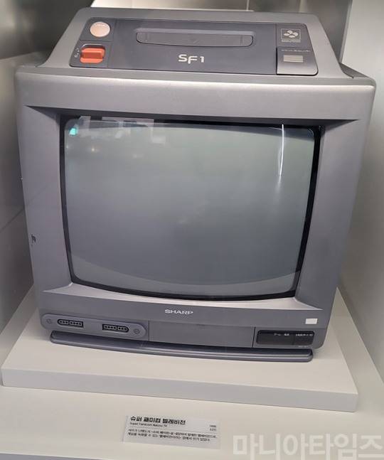 넷마블게임박물관. 슈퍼패미컴 텔레비전. 닌텐도의 슈퍼패미컴을 내장한 TV 상단에 팩을 꽃을 수 있는 단자가, 하단에 조이패드를 연결할 수 있는 단자가 있다. 게임을 녹화할 수 있는 TV여서 인기 있었다고 한다. 1990년 샤프 출시. 촬영 : 이동근 기자