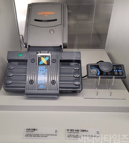 넷마블게임박물관. 1989년 출시한 NEC의 'PC 엔진 슈퍼 그래픽스'. 성능은 좋았지만, 여러가지 문제로 인해 게임이 거의 발매되지 않았다. 참고로 박물관에서는 전용 게임이 5개라고 적혀 있는데, 실제로는 '배틀 에이스', '마동왕 그랑조트', '대마계촌', '알디네스', '1941 카운터 어택', '다라이어스 플러스' 6개다. 이 중 다라이어스 플러스가 일반 PC엔진에서도 에러는 있지만 작동은 되기 때문에 5개로 봐도 잘못은 아니다. 이후 NEC는 후계 기종으로 'PC-FX'를 출시하지만, 세가 새턴과 플레이스테이션에 밀려 게임기 시장에서 철수했다. 촬영 : 이동근 기자