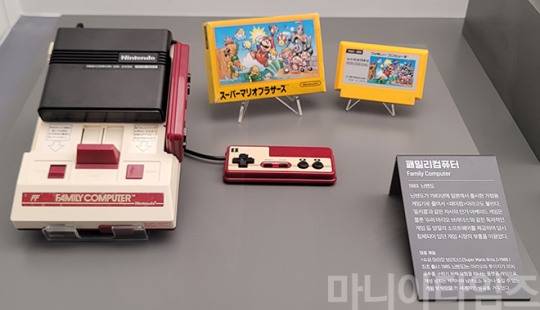 넷마블게임박물관. 닌텐도에서 1983년 출시한 '패밀리 컴퓨터'. 닌텐도가 공식적으로 발표한 패밀리 컴퓨터의 전 세계 누계 판매량은 6191만 대에 달한다. 오른쪽의 게임팩은 판매량 4024만 장을 기록하며 패밀리 컴퓨터에서 가장 많은 판매량을 기록한 '슈퍼 마리오브라더스'. 국내에서는 1989년 현대전자에서 공식 수입해 판매를 시작했다. 국내판은 디자인이 다른데, 이는 북미와 유럽 시장을 대상으로 판매된 제품을 수입했었기 때문이다. 당시 시장의 약 90%를 점유, 거의 독점이라는 평가가 나올 정도의 인기를 끌었다. 1990년 후속기종인 슈퍼 패미컴이 발매되었음에도 1994년까지 신작이 출시되는 기염을 통했다. 촬영 : 이동근 기자