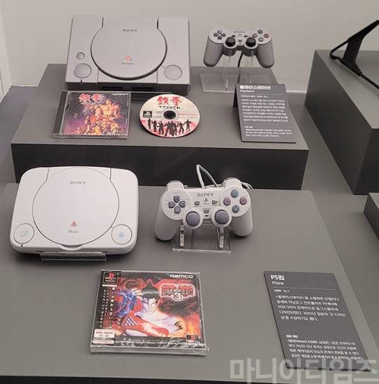 넷마블게임박물관. 1994년 출시된 소니의 '플레이스테이션'(위). 게임기 판매량은 1억 249만 대로 당시 최고 수준의 3D 그래픽으로 업계에 충격을 주었다. 출시 전에는 실패할 것이라는 전망이 많았지만, 발매 직후부터 큰 인기를 끌었고, 1995년 북미 진출 성공, 1996년 '파이널 판타지' 시리즈로 유명한 스퀘어가 닌텐도가 아닌 플레이스테이션으로 차기작을 출시하겠다고 선언(닌텐도가 저장매체로 용량이 작은 롬 카트릿지를 고집했기 때문에 상대적으로 고용량을 사용하는 플레이스테이션을 선택했다고 알려짐)하고, 아케이드 이식작인 남코의 '철권 2'와 캡콤의 '바이오하자드' 등이 연이은 성공을 했을 뿐 아니라, 1997년 '파이널판타지 7'가 출시되는 등 연이은 호재를 통해 닌텐도와 세가를 완전히 꺾고 동세대 최고의 기기로 꼽혔다. 이 성공은 후계기인 '플레이스테이션2' 까지 이어졌다. 당시 성공의 비결로 경쟁기기 대비 저렴한 가격, 저장매체(CD)의 우월성(생산 단가가 낮고 고용량), 활발한 서드파티 지원 및 타 기기 대비 낮은 개발 난이도가 꼽혔다. 아래는 2000년 발매된 플레이스테이션의 염가모델 'PS one'. PS one는 본체 부착형 LCD 스크린과 차량용 시거잭 전원 장치가 같이 발매돼 차 안에서 사용할 수도 있었다.  촬영 : 이동근 기자