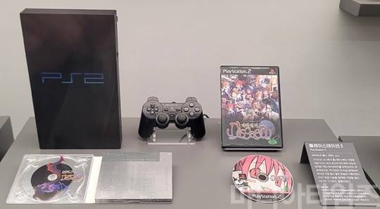 넷마블게임박물관. 2000년 발매된 소니의 거치형 콘솔게임기 '플레이스테이션2'. 2013년 초 생산이 중단될 대까지 약 1억 6000만 대가 판매돼 게임기 역사상 가장 많이 팔렸다는 기록을 세워 기네스 기에도 올라가 있다. 참고로 2위인 '닌텐도 DS'의 판매량은 1억 5400만 대. 개발 난이도가 높은 편이었는데도 불구하고 일본 뿐 아니라 북미에서도 큰 인기를 끌었고, 출시 다음해인 2001년  '귀무자'를 시작으로 '그란 투리스모 3', '파이널 판타지 X', '진삼국무쌍 2', '데빌 메이 크라이', '사일런트 힐 2', '메탈기어 솔리드 2', 'Grand Theft Auto III' 등 수많은 히트작이 쏟아져 나왔고, 소니에서 '플레이스테이션 3'가 나온 뒤 까지도 무려 13년 동안 인기를 끌었다. 한국에서도 상당한 수의 게임들이 한글 자막 지원, 심지어 한국어 음성까지 지원하면서 상당한 인기를 끌었다. 전세대 기기인 플레이스테이션의 하위 호환이 가능했으며, DVD 플레이어로서의 기능도 호평받았다. 우측의 게임기는 니폰이치의 SRPG '마계전기 디스가이아'. 촬영 : 이동근 기자