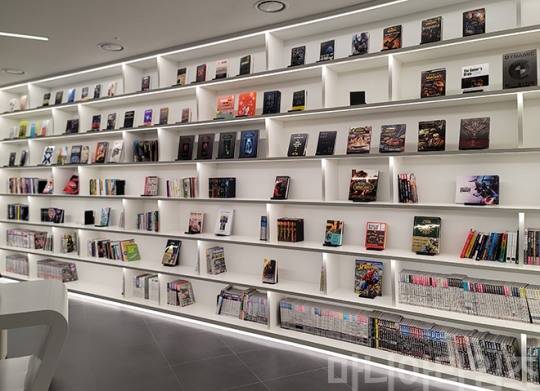 넷마블게임박물관. 게임 관련 서적들을 모아 놓은 코너. 촬영 : 이동근 기자