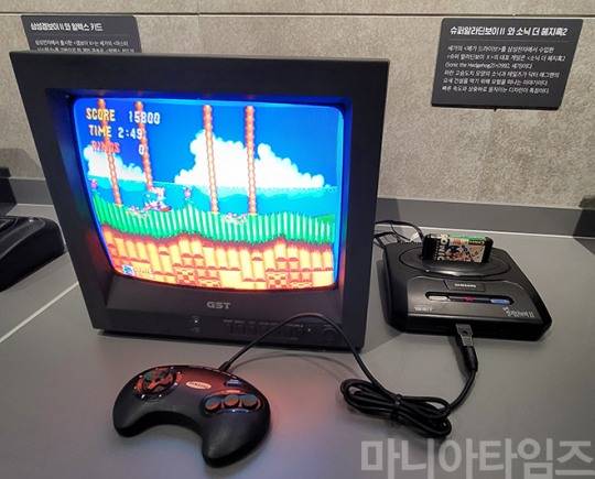 넷마블게임박물관. 박물관에서 실기로 체험해 볼 수 있는 세가 '메가드라이브의 후기버전을 삼성전자에서 수입, 판매한 '슈퍼알라딘보이II'와 '소닉 더 헷지훅 2'. 촬영 : 이동근 기자