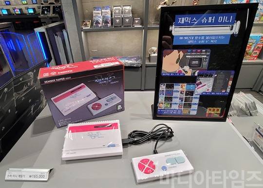 넷마블게임박물관. 박물관의 출구에 있는 굿즈판매소에서 만날 수 있는 '재믹스 슈퍼 미니'. 국내 아마추어 게임기 제작팀인 네오팀이 2021년 공개한 '재믹스 슈퍼 V'의 복각품으로 총 10종의 오리지널 MSX 게임(갓 오브 덕후, 겜보이의 모험, 기종 싸움, 대충로얄, 무한의 탑, 사라진 알라딘보이, 우주 거북선 2, 우주 정복, 재믹스 대륙, 악마의 집)과 보너스 게임 '어드벤처키드' 내장돼 있다고 한다. 참고로 재믹스 슈퍼 V는 재믹스 V와 다르게 MSX2 기반 게임기다. 촬영 : 이동근 기자