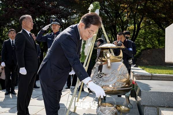 ▲ 이재명 더불어민주당 대선 후보가 지난 28일 국립현충원에 방문해 김대중, 김영삼, 이승만, 박정희 전 대통령 묘소를 참배했다. 사진=민주당