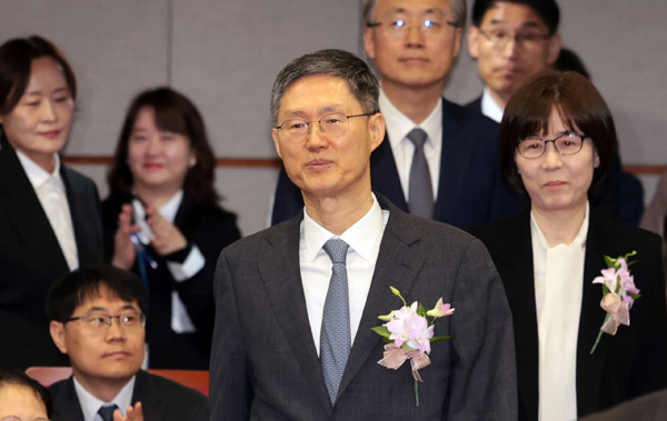 ▲ 4월18일 문형배 헌법재판소장 권한대행과 이미선 재판관이 서울 종로구 헌법재판소에서 퇴임식에 참석하기 위해 입장하고 있다. ⓒ연합뉴스