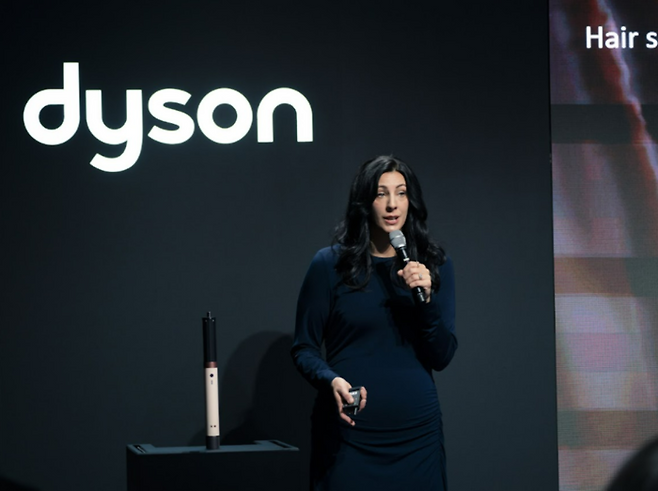 캐슬린 피어스(Kathleen Pierce) 다이슨 뷰티 부문 총괄이 28일 XYZ SEOUL에서 차세대 기술을 탑재한 ‘에어랩 코안다2x™(투엑스) 멀티 스타일러 앤 드라이어’를 전 세계 최초로 한국에 선보였다.