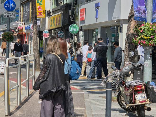 서울 충무로의 SK텔레콤 대리점 앞. 이동인 기자