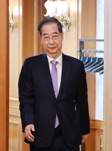 한덕수 대통령 권한대행 국무총리가 29일 정부서울청사에서 열린 재외공관장 신임장 수여식에 입장하고 있다. [사진 출처 = 연합뉴스]