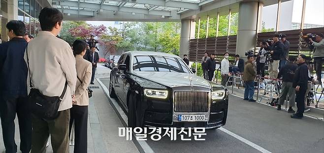 29일 오후 김포공항 SGBAC 현관 앞에 대기 중인 롤스로이스 차량. 취재진을 따돌리기 위한 페이크였다.지홍구기자