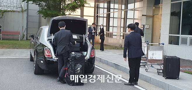 29일 오후 트럼프 주니어가 취재진을 따돌리고 김포공항 SGBAC을 떠나자 한 관계자 SGBAC 현관 앞에서 대기하던 롤스로이스를 인근 주차장으로 이동시킨 뒤 방행객의 것으로 추정되는 물건을 트렁크에 싣고 있다. 지홍구기자