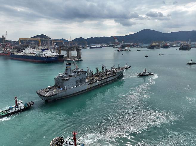 한화오션 거제 조선소로 미국 해군 7함대 소속 유류 보급함 유콘함이 지난 3월 6일 입항하고 있다. 한화오션