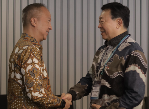 29일 인도네시아 자카르타 산업부 공관에서 아누스 구미왕 산업부장관과 신동빈 롯데그룹 회장(왼쪽부터). 한경협 사절단은 28~29일 인도네시아 자카르타에서 양국 경제협력 강화 방안을 논의했다.