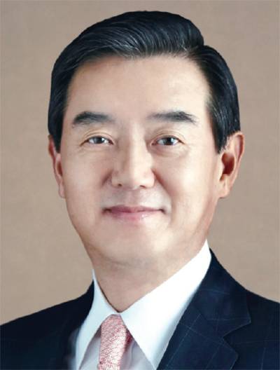 1953년생/ 고려대 경영학과/ 미국 MIIS MBA/ 2004년 삼양사 대표이사 회장/ 2011년 삼양홀딩스 대표이사 회장/ 2019년 삼양홀딩스 회장(현)