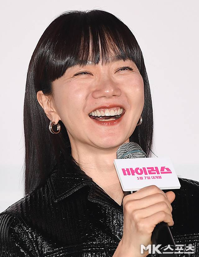 군더더기 없이 매끈하게 떨어지는 스트레이트 헤어와 심플한 메이크업은 배두나의 도회적인 매력을 극대화시켰다. 사진=천정환 기자