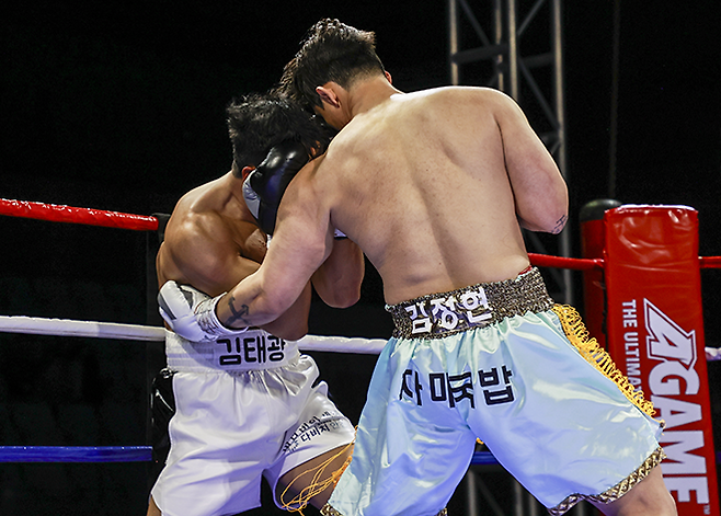 KBM 헤비급 챔피언 김정현이 2025년 4월 경기도 남양주체육문화센터 타이틀 2차 방어전에서 도전자 김태광의 옆구리를 공격하고 있다. 사진=FINAL FLASH 박종혁 기자