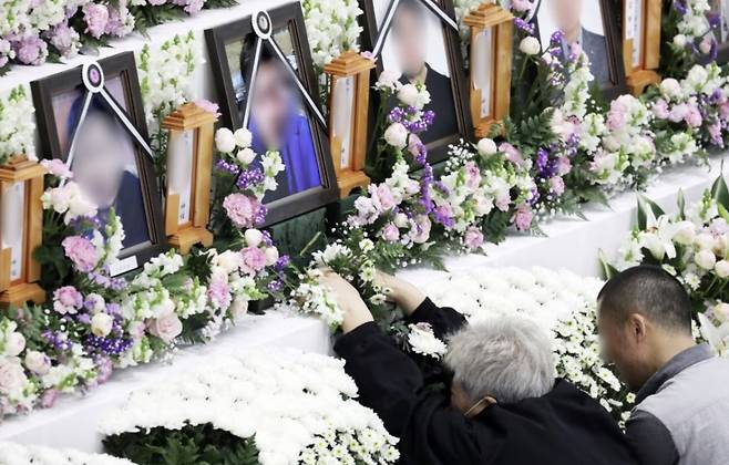 2020년 5월 3일 당시 이천 화재 합동분향소에서 유족들이 눈물을 흘리고 있다/사진=뉴스1