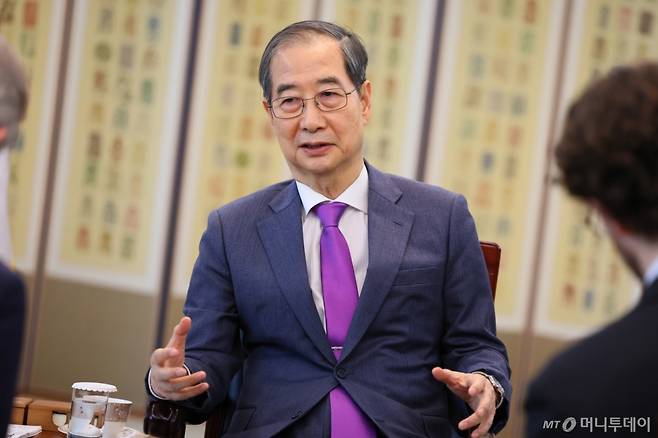 한덕수 대통령 권한대행 국무총리가 지난 22일 서울 종로구 정부서울청사에서 영국 언론사 '더 이코노미스트'와 인터뷰를 하고 있다. (총리실 제공. 재판매 및 DB 금지) 2025.4.28/사진=뉴스1 /사진=(서울=뉴스1)