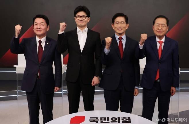 26일 서울 중구 매경미디어센터에서 열린 국민의힘 대통령 선거 제2차 경선 후보자 토론회에서 후보들이 토론에 앞서 기념 촬영을 하고 있다.   왼쪽부터 안철수, 한동훈, 김문수, 홍준표 후보. 2025.4.26/사진=뉴스1 /사진=(서울=뉴스1) 국회사진취재단