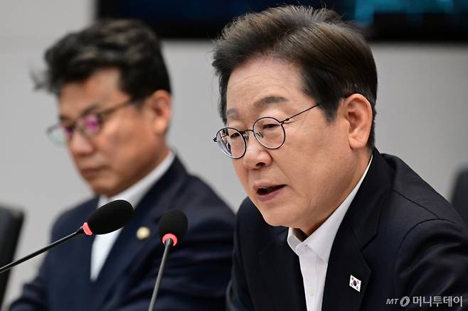 [서울=뉴시스] 국회사진기자단 = 이재명 더불어민주당 제21대 대통령 선거 후보가 28일 오후 경기도 이천시 SK하이닉스 이천캠퍼스에서 열린 'K-반도체' AI메모리반도체 기업 간담회에 참석해 발언을 하고 있다. 2025.04.28. photo@newsis.com. /사진=