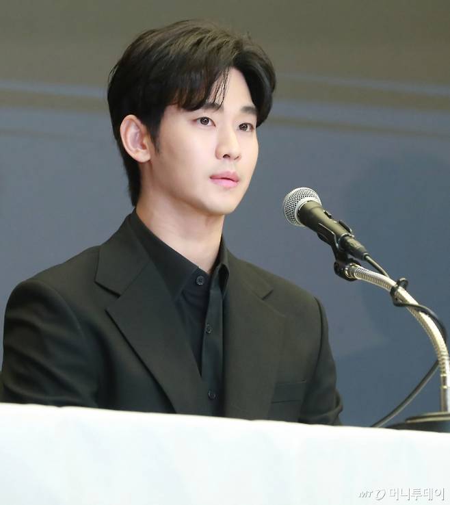 배우 김수현. 사진은 지난 3월31일 서울 마포구 상암동 스탠포드호텔에서 진행된 기자회견 /사진=이동훈 기자 photoguy@