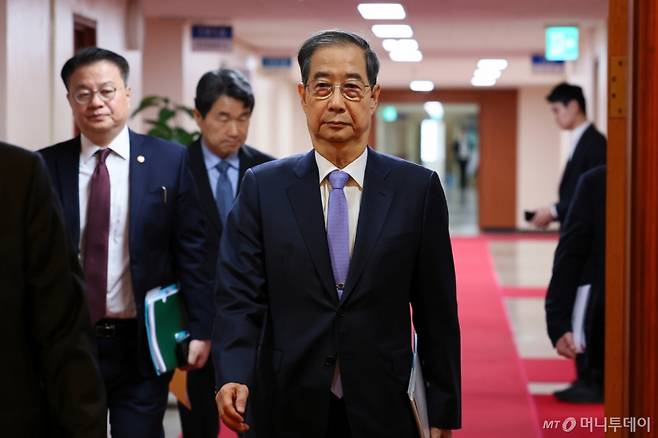 (서울=뉴스1) = 한덕수 대통령 권한대행 국무총리는 29일 정부서울청사에서 열린 제19회 국무회의에 참석하기 위해 이동하고 있다. (총리실 제공. 재판매 및 DB 금지) 2025.4.29/뉴스1  Copyright (C) 뉴스1. All rights reserved. 무단 전재 및 재배포,  AI학습 이용 금지. /사진=(서울=뉴스1)