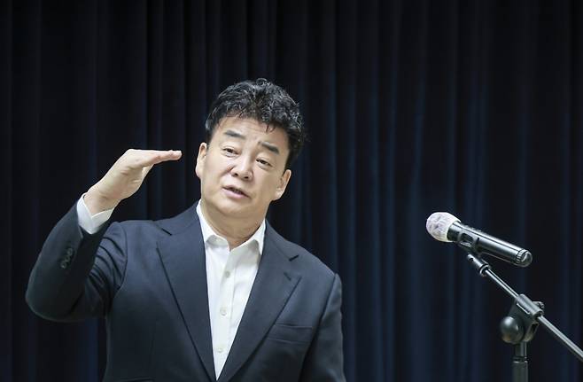 백종원 더본코리아 대표가 지난달 28일 서울 서초구에서 열린 더본코리아 주주총회를 통해 취재진의 질문에 답하는 모습./사진=뉴시스