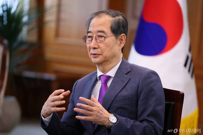 (서울=뉴스1) = 한덕수 대통령 권한대행 국무총리가 지난 22일 서울 종로구 정부서울청사에서 영국 언론사 '더 이코노미스트'와 인터뷰를 하고 있다. (총리실 제공. 재판매 및 DB 금지) 2025.4.28/뉴스1  Copyright (C) 뉴스1. All rights reserved. 무단 전재 및 재배포,  AI학습 이용 금지. /사진=(서울=뉴스1)