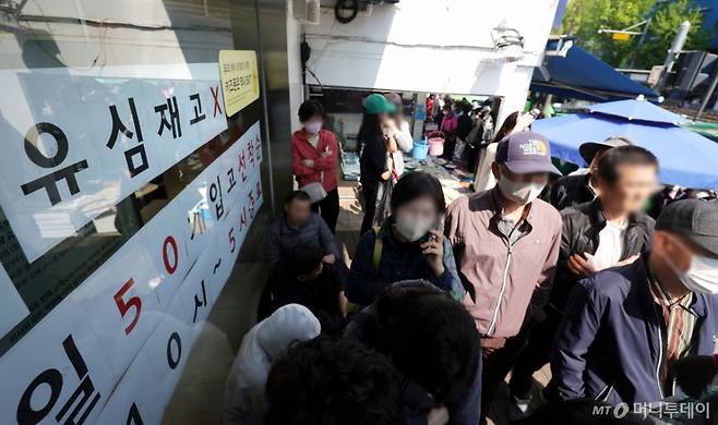 [서울=뉴시스] 홍효식 기자 = SK텔레콤이 유심 고객정보 해킹 사고와 관련해 유심 무상 교체를 진행하는 가운데 29일 오전 서울 시내 한 T월드 매장에 '유심 재고 없음' '익일 50개 입고 선착순' 이라는 문구가 게시되어 있다. 2025.04.29. yesphoto@newsis.com /사진=홍효식