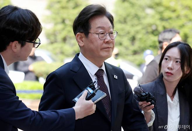 이재명 더불어민주당 제21대 대통령 선거 후보가 29일 오전 서울 서초구 서울중앙지방법원에서 '대장동 배임 및 성남FC 뇌물 의혹' 혐의와 관련 공판에 출석하고 있다. 2025.04.29. /사진=뉴시스 /사진=추상철