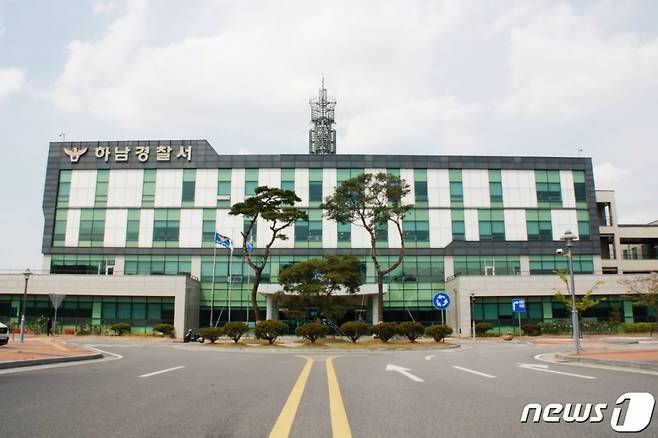 경기 하남경찰서는 대형마트 직원에게 흉기를 휘두른 60대 남성 A씨를 현행범으로 체포해 조사 중이라고 29일 밝혔다/사진=뉴스1