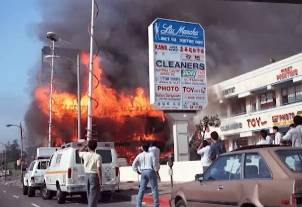 1992년 4월29일 미국 로스앤젤레스에서 인종차별에 분노한 흑인들이 폭동을 일으켰다. 사진은 LA폭동 당시 폭도들의 공격으로 화염에 휩싸인 한인타운. /사진=tvN '벌거벗은 세게사' 캡처