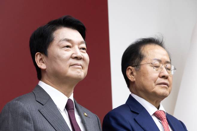 제21대 대통령후보자 국민의힘 3차 경선 진출에서 탈락한 안철수, 홍준표 후보가 29일 오후 서울 여의도 국민의힘 중앙당사에서 진출자들의 소감을 듣고 있다. /사진=국회사진취재단