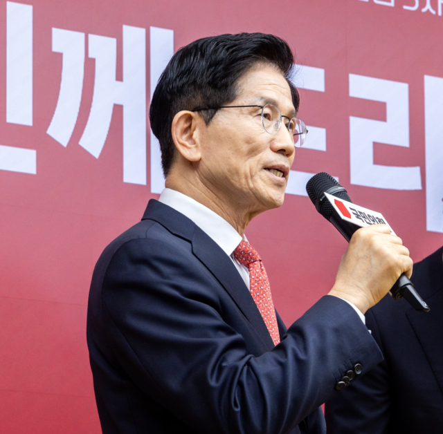 29일 서울 여의도 국민의힘 당사에서 열린 제21대 대통령 후보자 국민의힘 3차 경선 진출자 발표 행사에서 최종 경선에 오른 김문수 후보가 소감을 밝히고 있다.  연합뉴스