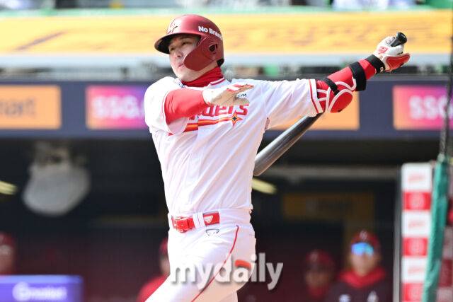 SSG 최정이 11일 인천 SSG랜더스필드에서 열린 '2025 신한 SOL BANK KBO리그' SSG 랜더스와 한화 이글스 시범경기 3회말 타석에서 스윙하고 있다./마이데일리