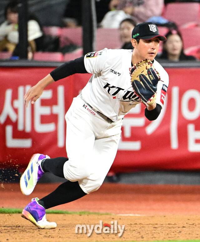 2025년 4월 9일 오후 경기도 수원KT위즈파크에서 진행된 '2025 신한 SOL뱅크 KBO 리그' NC 다이노스와 KT 위즈의 경기. KT 1루수 황재균이 7회초 2사 2루서 NC 김주원의 타구를 처리하고 있다./마이데일리